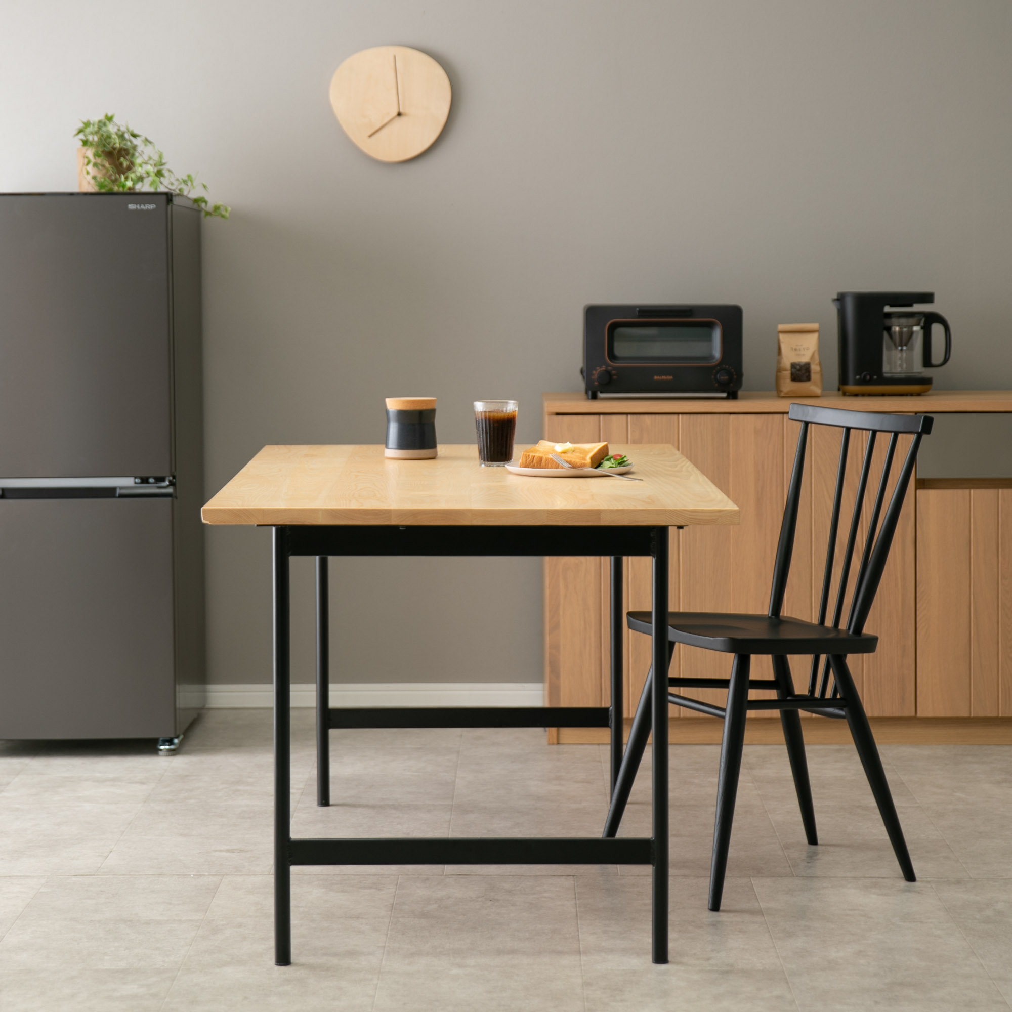 カフェテーブルは小さめがおすすめ　CIRCLE 無垢材天板 ダイニングテーブル 木脚