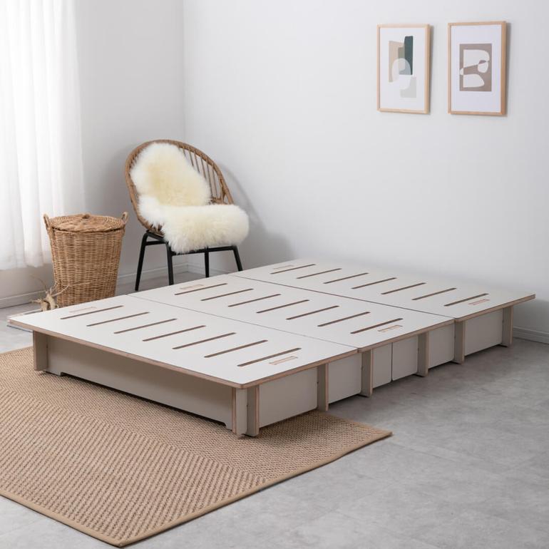 ほどよい高さで立ち座りもラク　おしゃれなフロアベッド