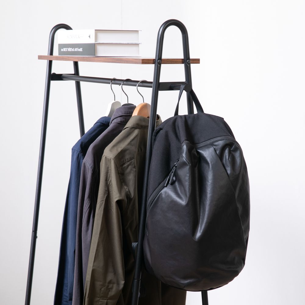 服が掛けられるポールハンガー おしゃれなデザイン