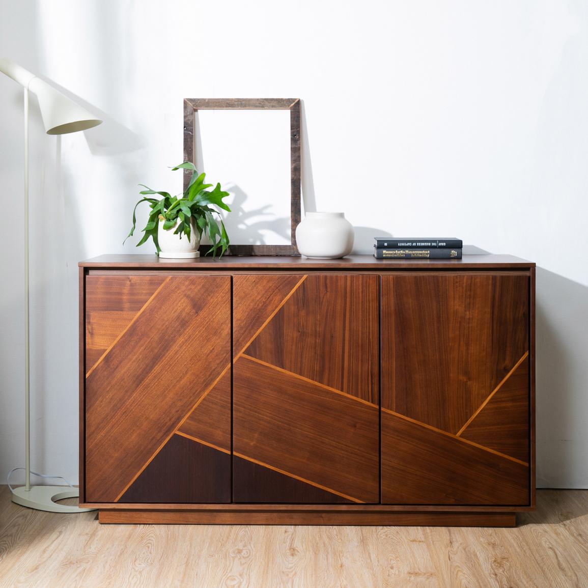 重厚感と高級感のある　アングイス サイドボード