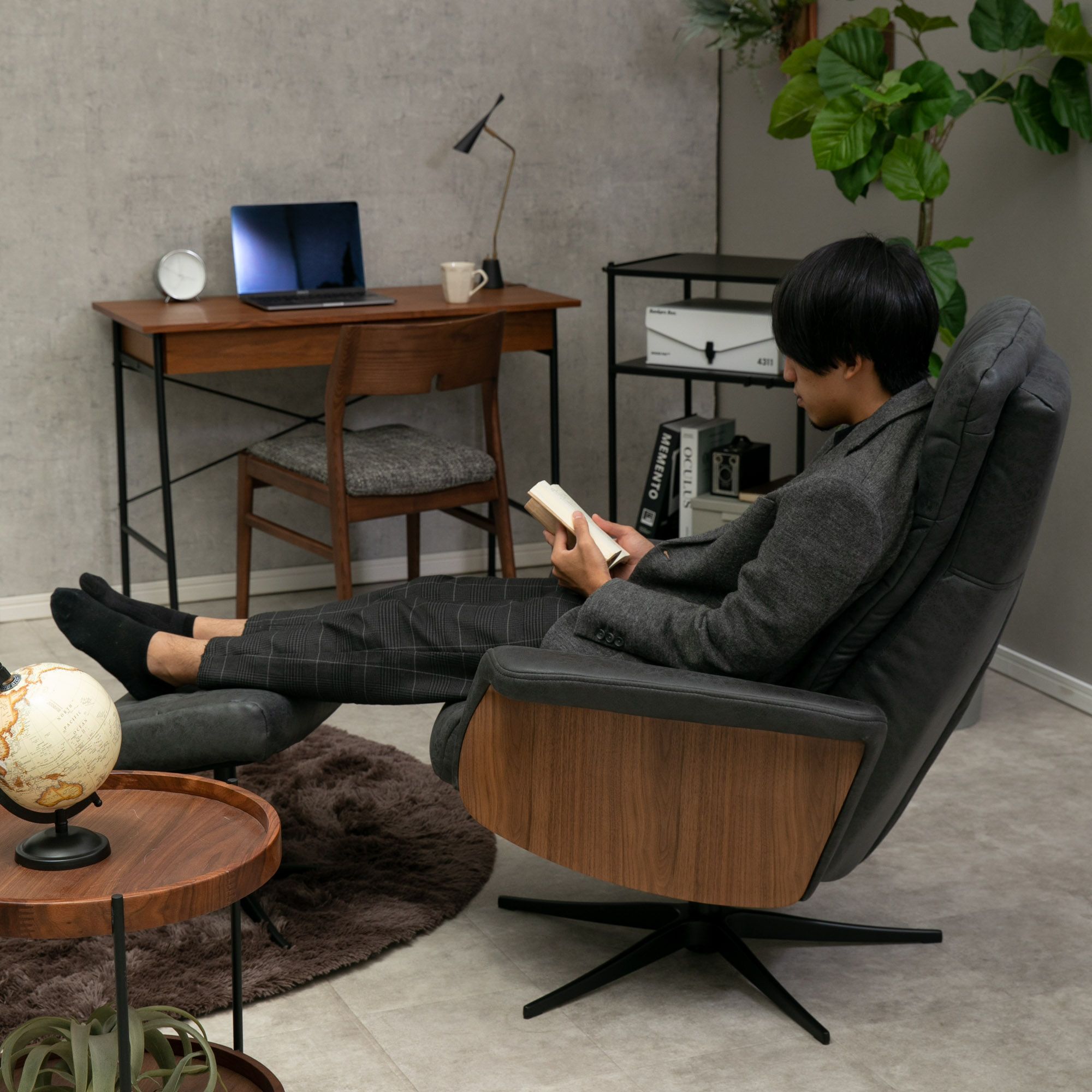 一人暮らし向けの家具で暮らしを楽しむ人