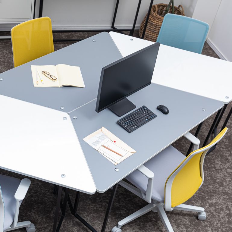 テーブル・机 claro triangle side table classic blue QURUTO オフィスデスク 三角形｜【公式】CLAS（クラス）家具・家電