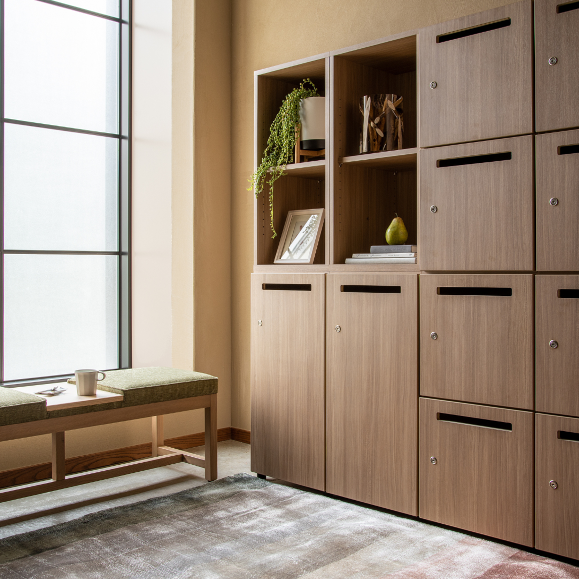 小さ目の扉・鍵付き書庫　Work Plus ロッカー 2ドアタイプ