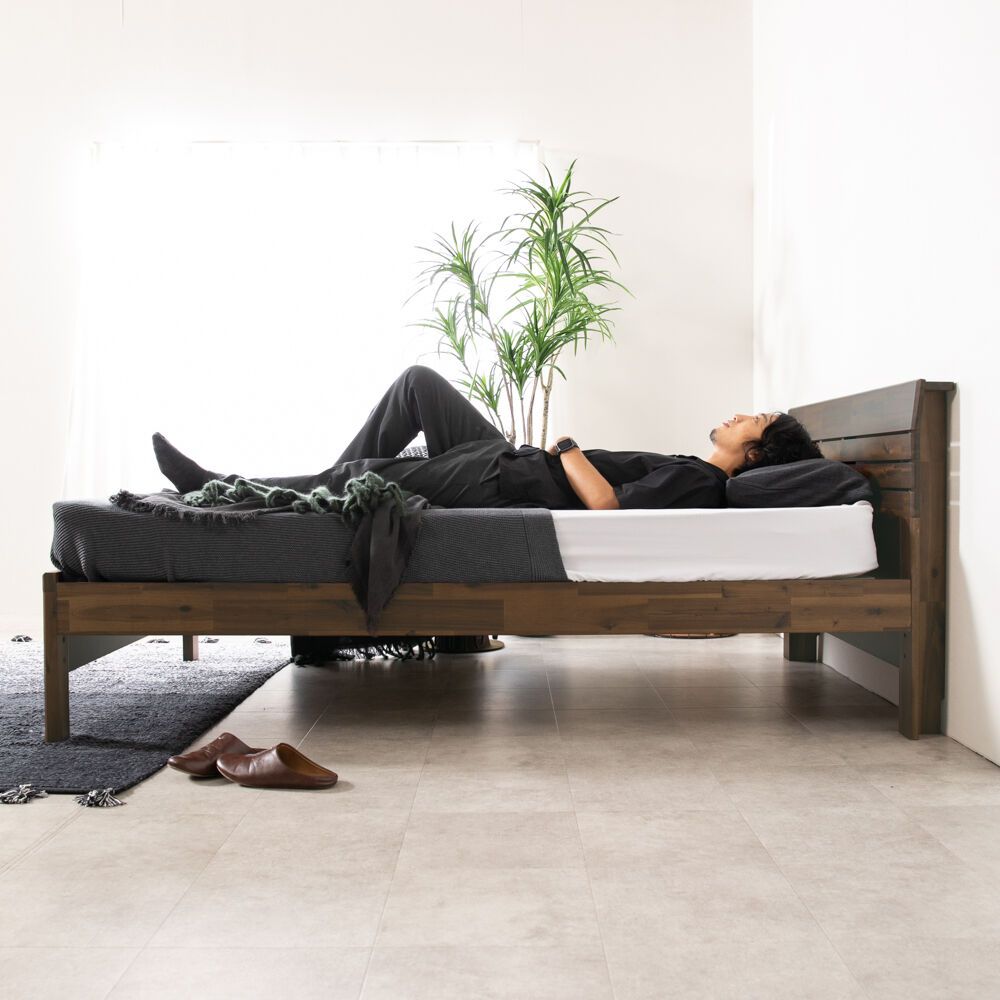 ベッドの大きさの種類から選んだベッドで眠る人