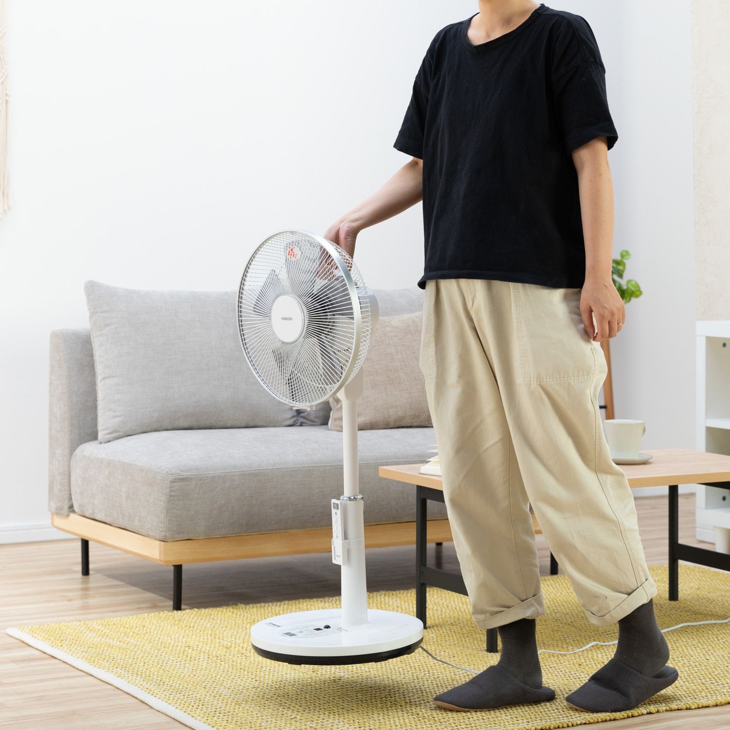 快適な温度を維持できる温度センター付き DCモーター扇風機