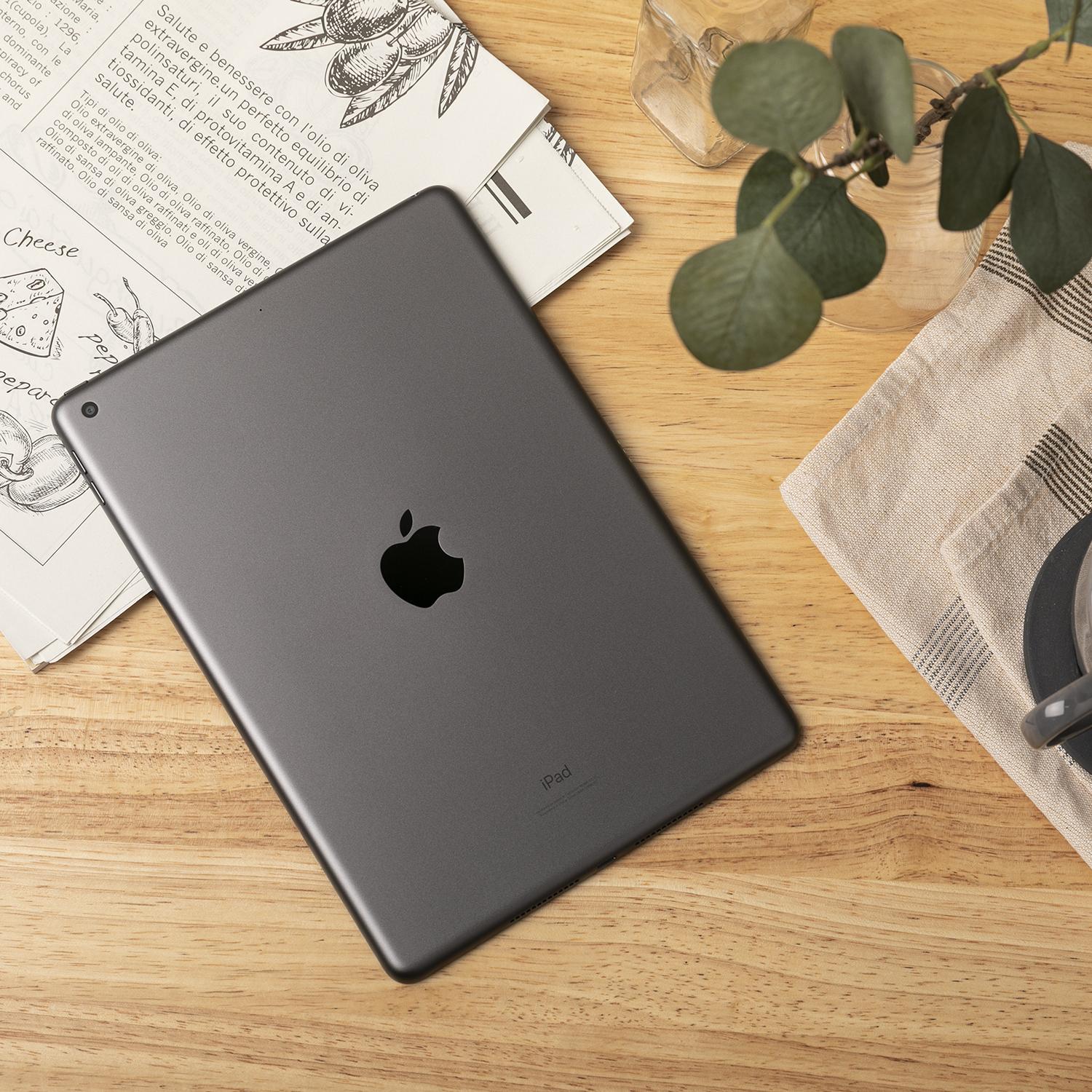 iPad第8世代 32GB Apple iPad 8 32GB Value Bundle (Space Gray) (Refurbished