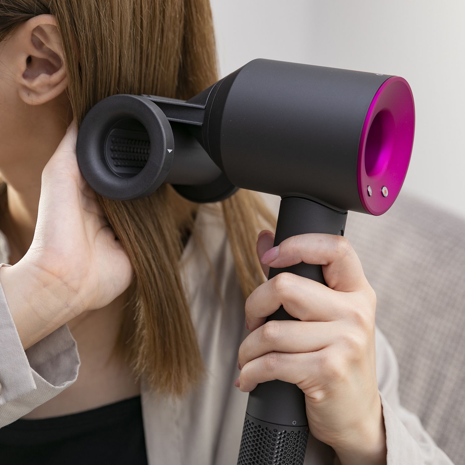 なめらかブラシモードでツヤ髪にするDyson Supersonic Shine ヘアドライヤー
