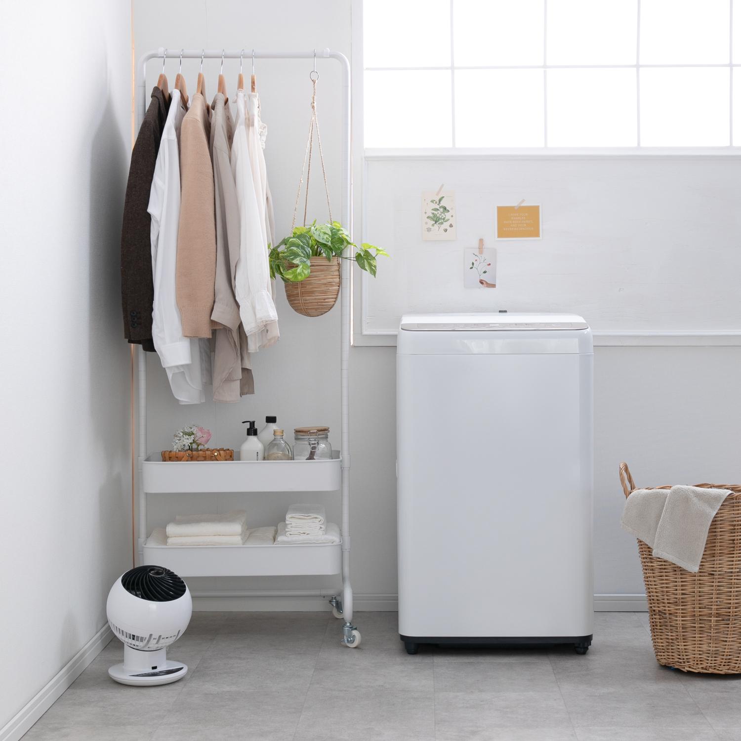 一人暮らし用の洗濯機を置いたランドリー