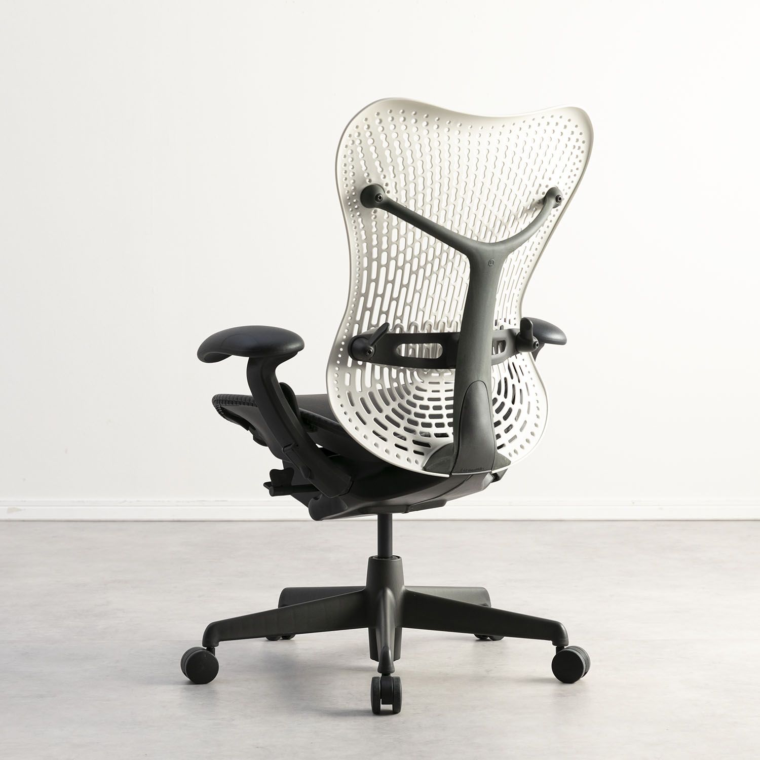 ハーマンミラー中古のHermanMiller ミラチェアのフォルム