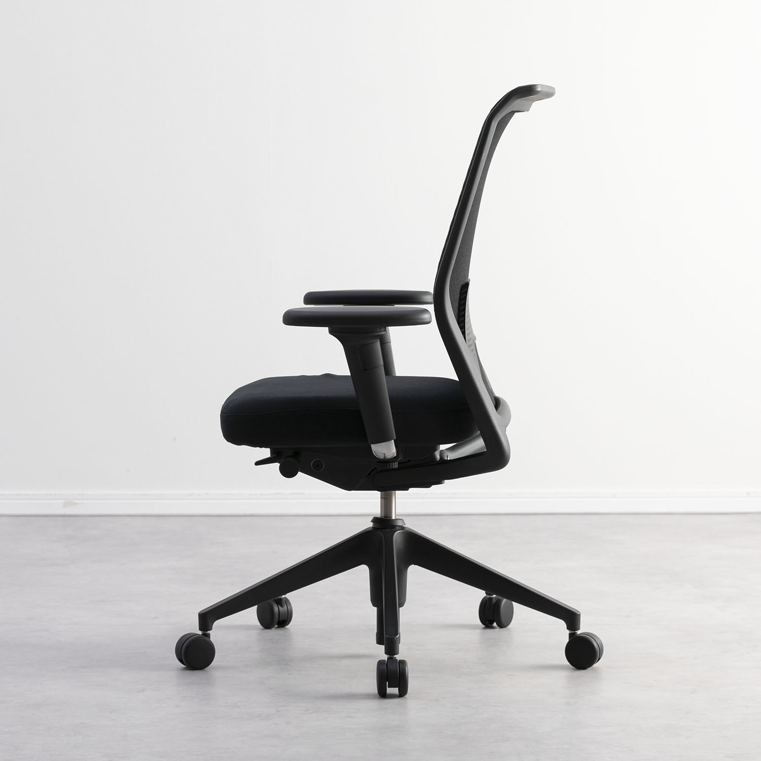 Vitra（ヴィトラ） オフィスチェアVitra IDメッシュチェアの側面