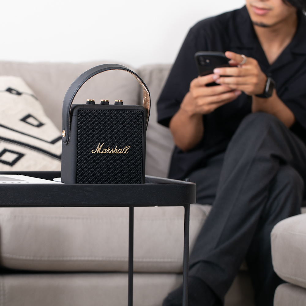 bluetooth スピーカーでも　音質や重低音にこだわる男性