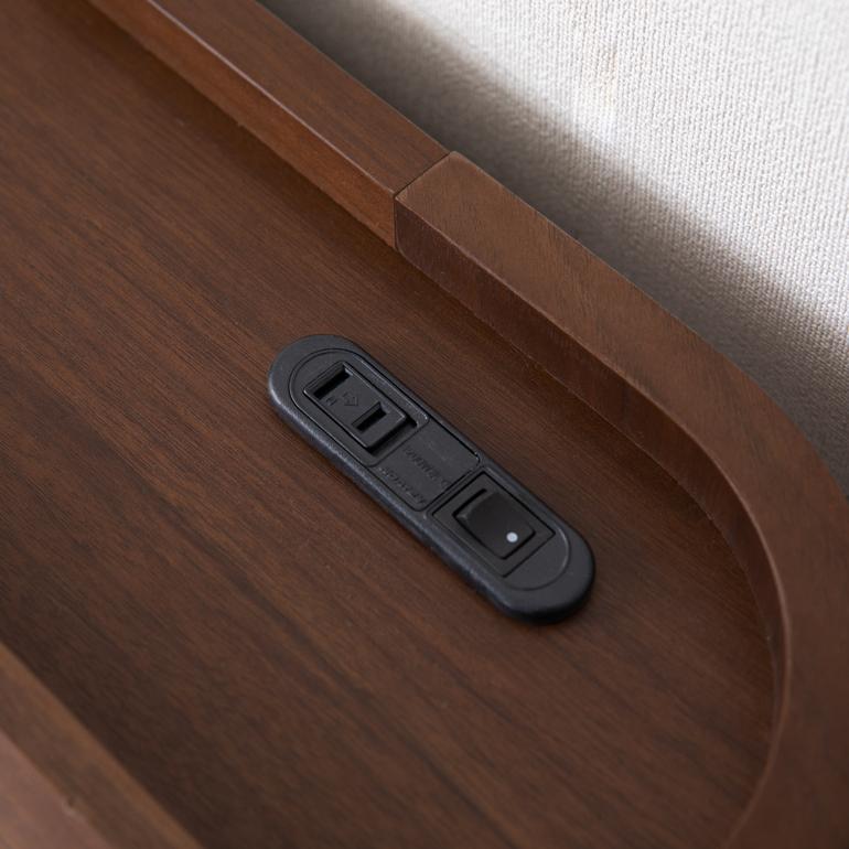 リガーロ ベッドフレームは、スマホが充電できるコンセント付き