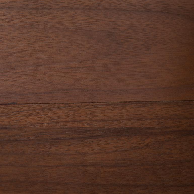 リガーロ ベッドフレームは、気品をもたらす落ち着いた木目