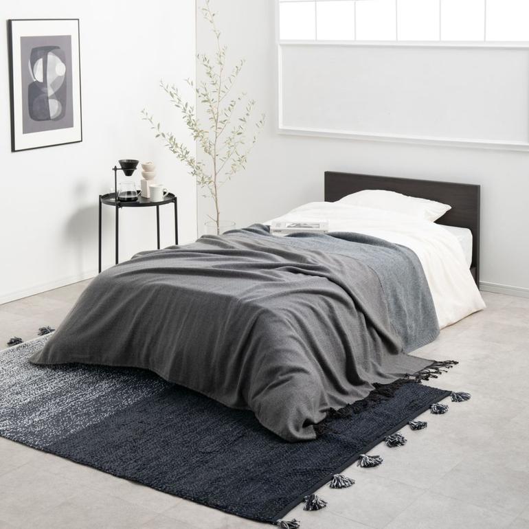 ヘッドボード付き　シックな佇まいのローベッド アンミー ベッドフレーム(フラットタイプ）