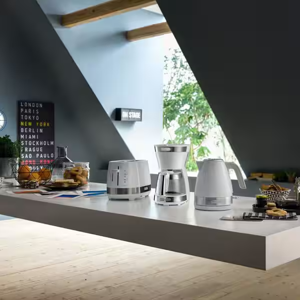 デロンギのドリップ式のコーヒーメーカーが置かれたカウンター