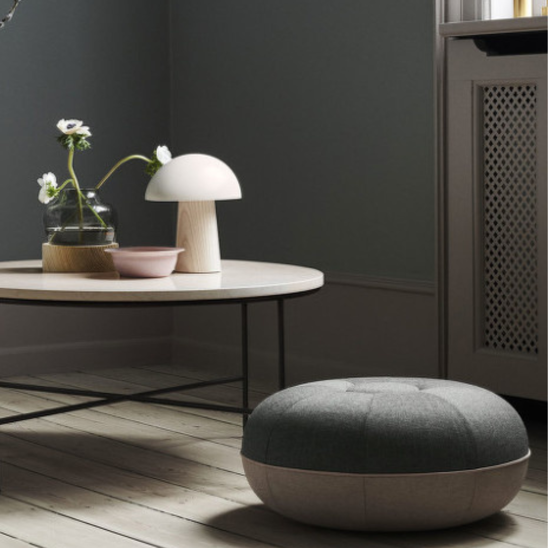 個性的なソファを置いた部屋のレイアウト