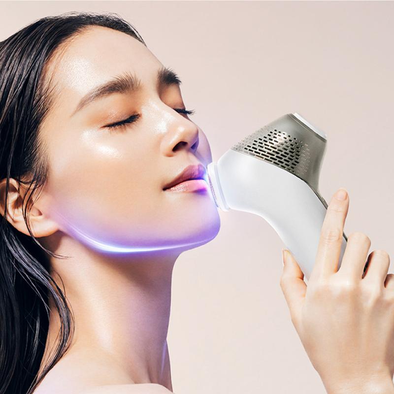 美肌を叶える光美容機を使用しているところ