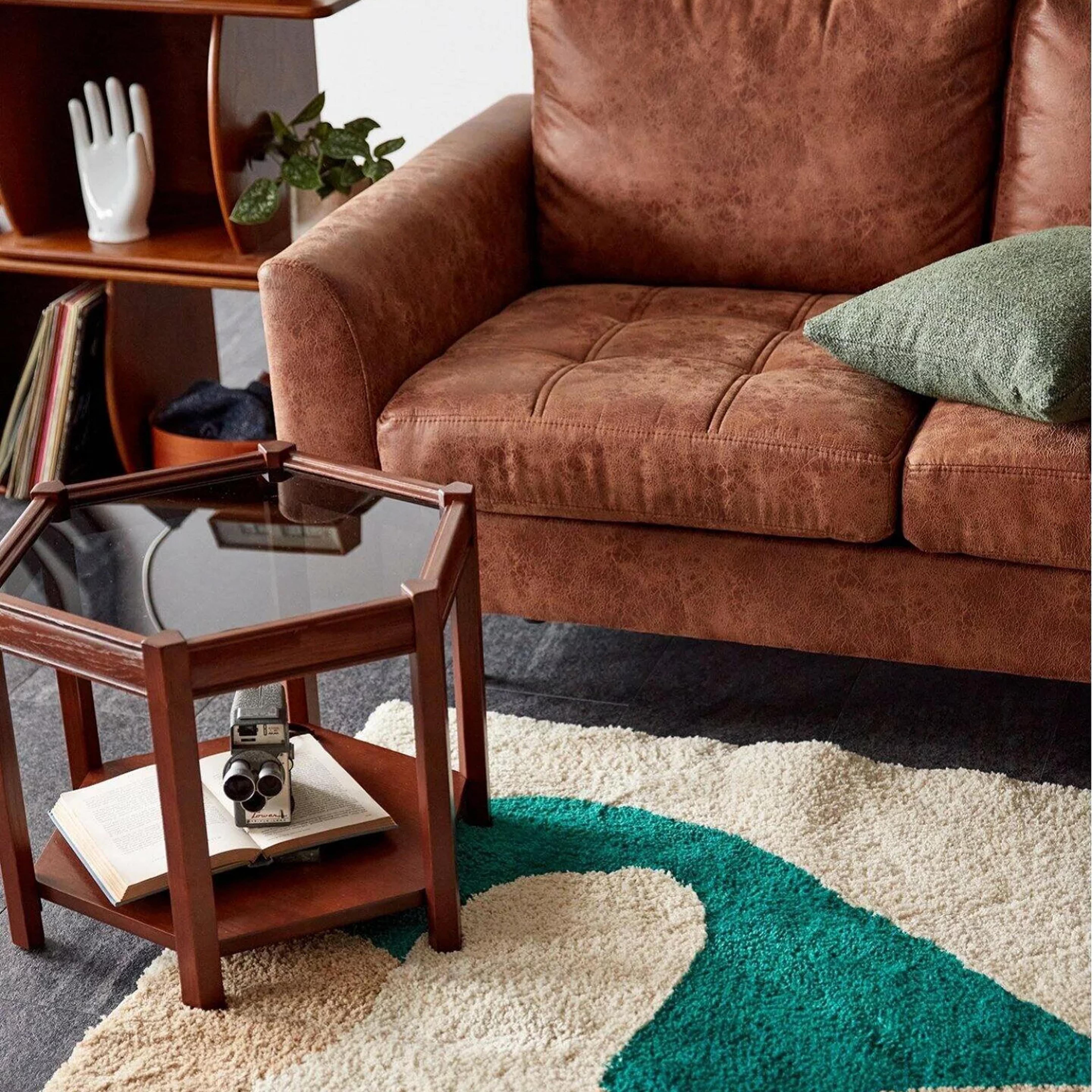 journal standard furniture ラグ SEPULVEDA RUGとブラウンのサイドテーブル、ソファ、オープンラックの組み合わせ