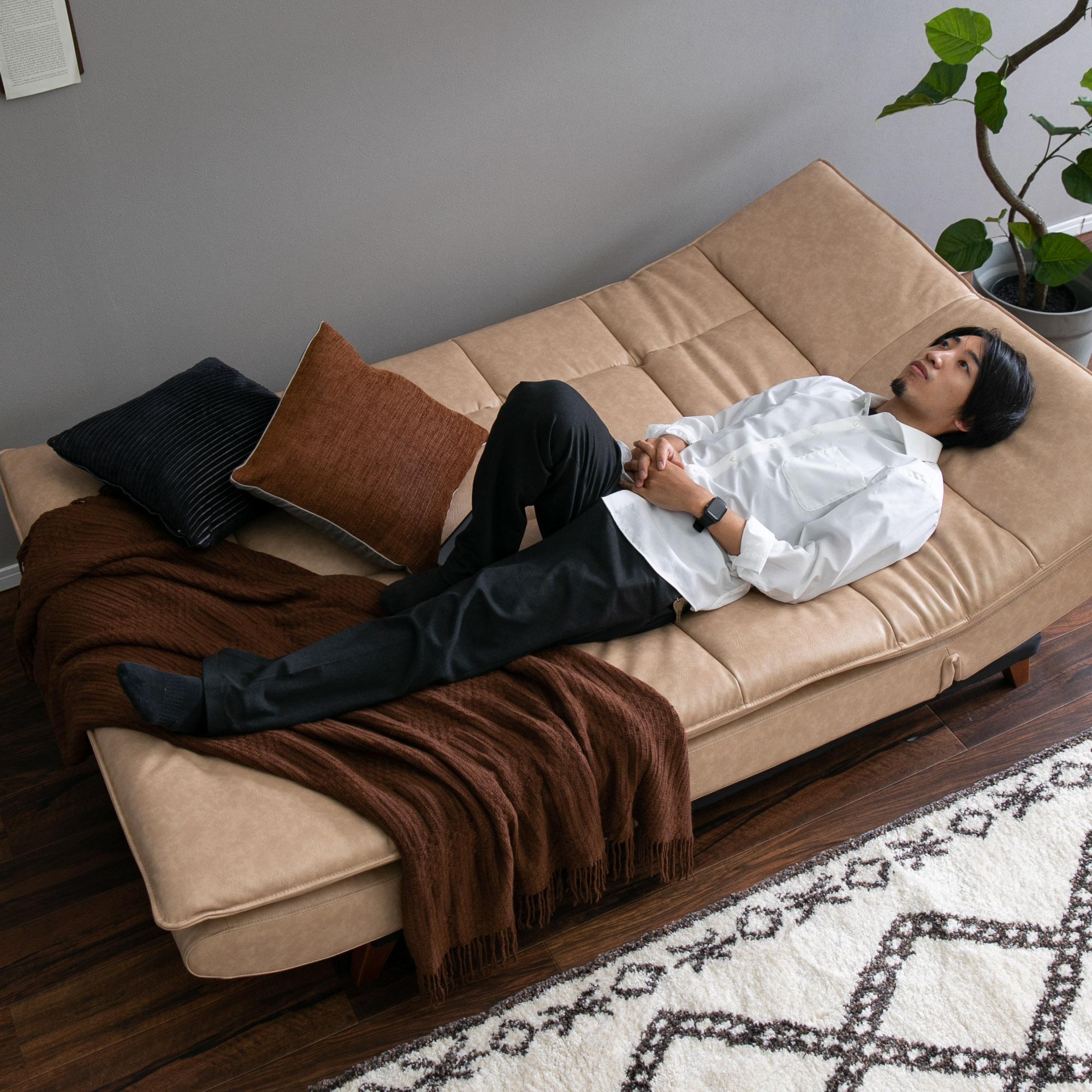 ソファベッドのおすすめ　RELAX FORM ノキア ソファベッドのベッド状態に寝転ぶ男性